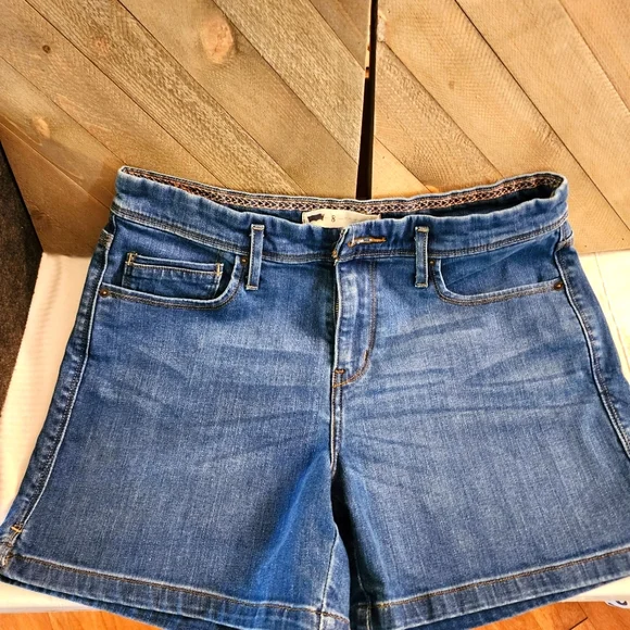 Women's Levi's Blue Denim Shorts. NWOT - Picture 1 of 5